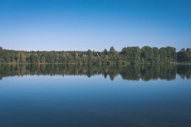 Doğa yansımalar göl veya nehir kırsal su temizleyin. sonbahar renkleri - vintage eski göz film.