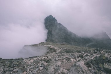 Rysy güzel en yüksek dağ sis kaplı. Sonbahar yokuş üzerinde kayalık yürüyüş parkurları. Slovakya ve Polonya sınırı 
