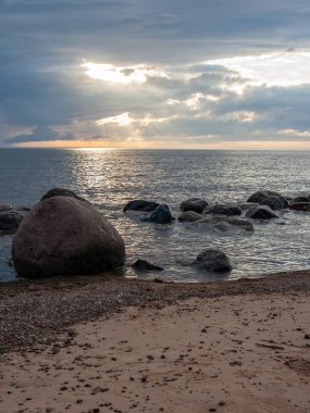 renkli gün batımı göl su yansımaları ve dramatik fırtına bulutları yukarıdaki ile yukarıda. geç akşam renkleri