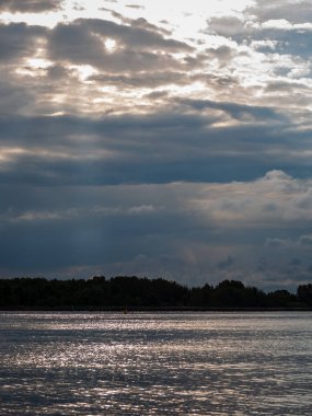 güzel gökyüzü günbatımı deniz yukarıda sırasında bulutlar ile
