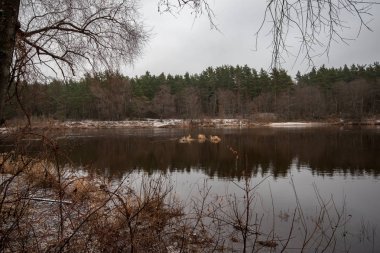 nehir, Gauja Valmiera yakınındaki kumtaşı kayalıklarla ve erken kış sakin su ile