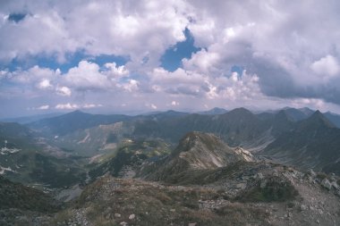 güzel dağ panorama Banikov tepe Slovakça Tatra Dağları rocky manzara ile üst ve gölgeler yürüyüşçü fırtına bulutları ile parlak gün