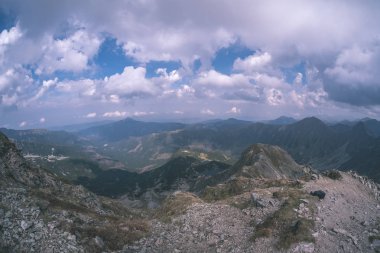 güzel dağ panorama Banikov tepe Slovakça Tatra Dağları rocky manzara ile üst ve gölgeler yürüyüşçü fırtına bulutları ile parlak gün