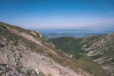 güzel kayalık dağ sonbaharda mavi gökyüzü ve geç çim ile Slovakça Tatra Batı Karpat dağlarda tepelerde yürüyüş parkurları ile en fazla. Parlak gün ışığı, maceralar için uzak ufuk boş kayalarda