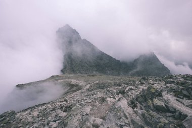 Rysy güzel en yüksek dağ sis kaplı. Sonbahar yokuş üzerinde kayalık yürüyüş parkurları. Slovakya ve Polonya sınırı 