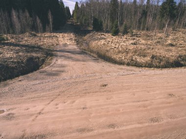 drone görüntü. alanları ve ormanları ve bulutlu bahar günü nehir su yansımalar kırsal alan hava görünümünü. Letonya - vintage eski film bakmak