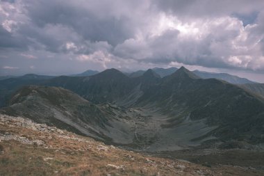 güzel dağ panorama üstünden Slovakça Tatra Dağları rocky peyzaj ve fırtına bulutlu gökyüzü ile Banikov tepe