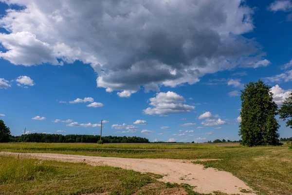 Бушующие Облака Образуются Над Сельской Местностью Полями Дорогами — стоковое фото
