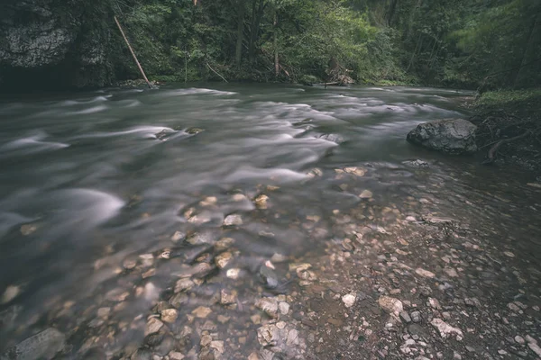 Μακροχρόνια Έκθεση Βραχώδες Βουνό Ποτάμι Καλοκαίρι Υψηλό Ρεύμα Επίπεδο Νερού — Φωτογραφία Αρχείου