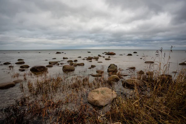 Klippiga Kusten Lettland Med Flöde Vatten Havet Och Stora Stenar — Stockfoto