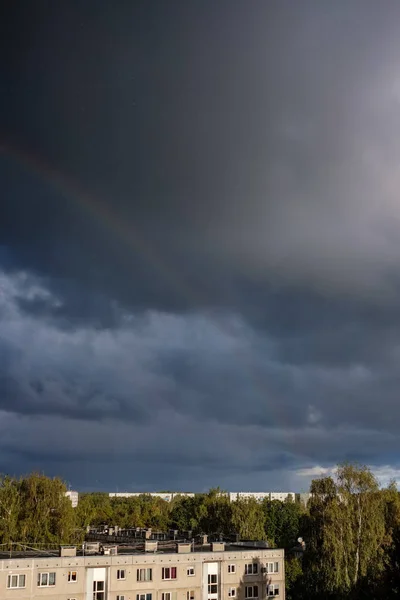 Dunkle Gewitterwolken Über Der Stadt Mit Regenbogen — Stockfoto