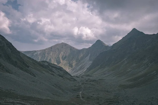 슬로바키아 타트라 Tatra 산에서 Banikov 피크의 상단과 흐린된 빈티지 보기에에서 — 스톡 사진