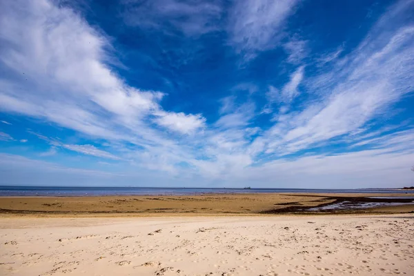 Порожній Морський Пляж Навесні Блакитним Хмарним Небом — стокове фото