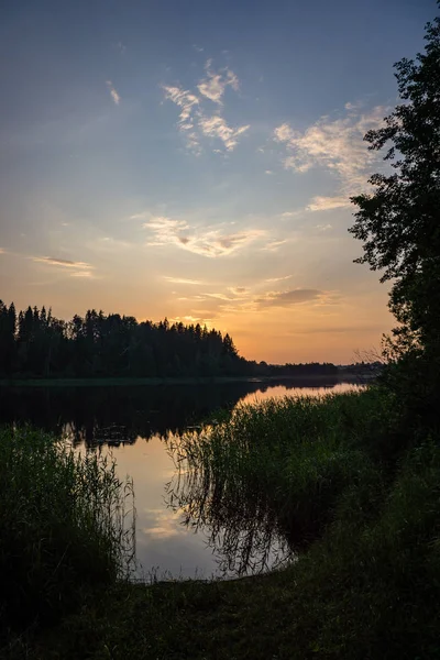 Belo Lago Com Reflexos Água Nuvens Tempestade Dramáticas Acima — Fotografia de Stock