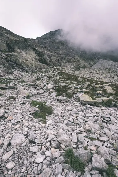 Magnifique Sommet Montagne Rysy Couvert Brouillard Ascension Automnale Sur Des — Photo