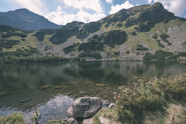 美丽的山湖全景在夏末在斯洛伐克喀尔巴泰塔紧张山脉与岩石小山的倒影在水中 Rohacske Plesa 村附近的湖泊 — 图库照片