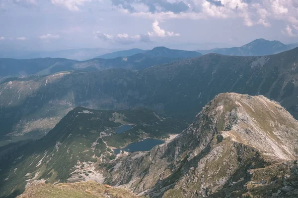 상단의 슬로바키아 타트라 Tatra 산에서 Banikov 피크와 구름과 하루에 등산객의 — 스톡 사진