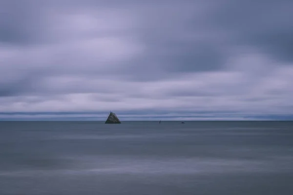 Long Exposure Shot Sea Rock Cloudy Day — Stock Photo, Image