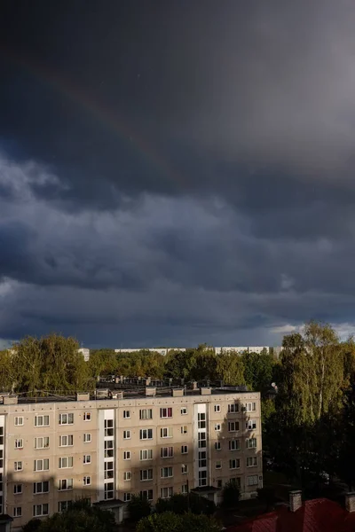 Temná Bouřková Mračna Nad Městem Rainbow — Stock fotografie