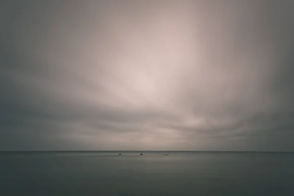 Lång Exponering Havet Stränder Med Klippor Och Tvättas Vågor Vatten — Stockfoto