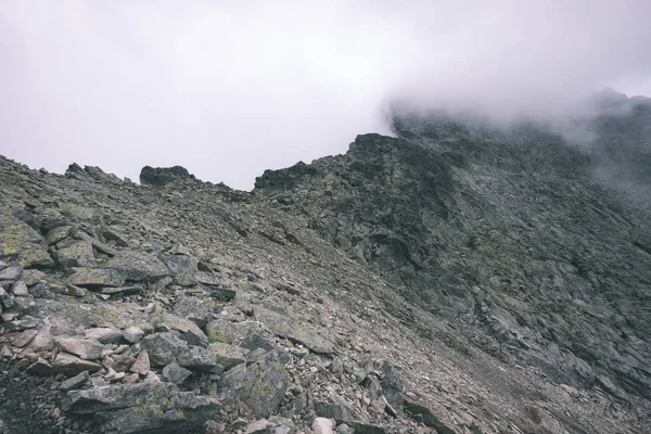 Hermoso Pico Montaña Rysy Cubierto Niebla Ascenso Otoñal Senderos Rocosos — Foto de Stock