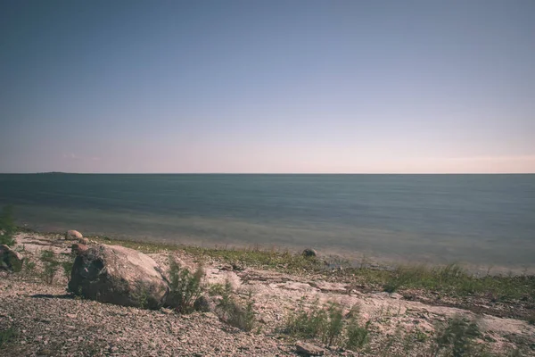 风景秀丽的照片平静的海滨与鹅卵石 — 图库照片
