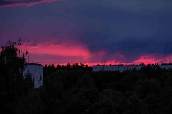 Nuvens Tempestade Formando Belo Céu Vermelho Durante Pôr Sol Sobre — Fotografia de Stock