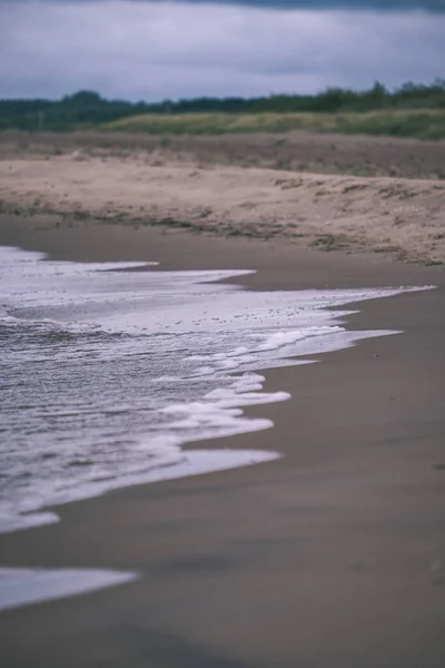 Грязный Песчаный Пляж Вечером — стоковое фото