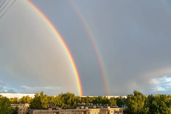 Plano Escénico Nubes Tormenta Sobre Ciudad Con Arco Iris —  Fotos de Stock