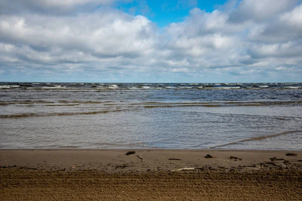 Üres Strandtól Tavaszi Néhány Madarak Rakomány Hajók Láthatáron Kék Nincsenek — Stock Fotó