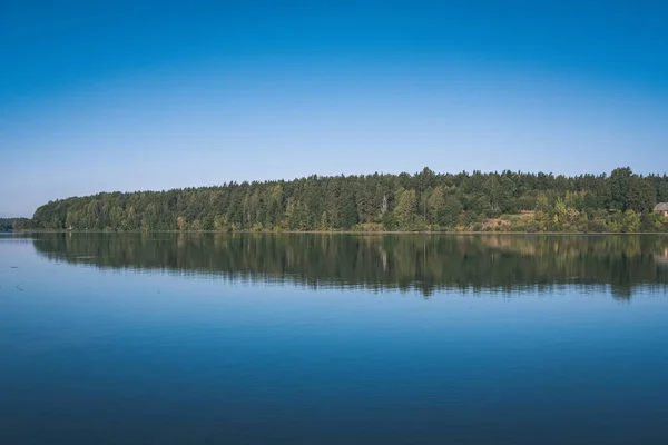 Refleksi Alam Dalam Air Jernih Danau Atau Sungai Pedesaan Musim — Stok Foto