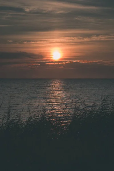 Couleurs Rouges Saturées Coucher Soleil Sur Mer Baltique Avec Eau — Photo