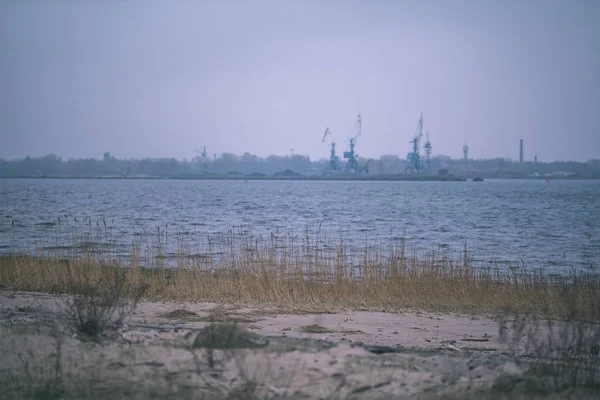 Lege Strand Het Najaar Met Mist Koele Tinten Lege Zand — Stockfoto