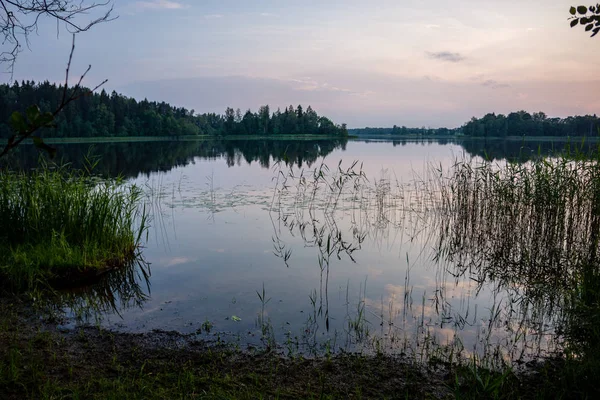Vackra Sjön Med Vatten Reflektioner Och Dramatiska Molnen Ovan — Stockfoto