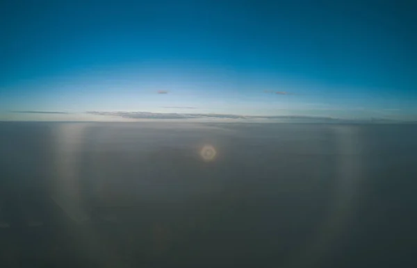 Lennokkikuvan Antenni Näkymä Maaseudulle Auringon Sädekehä Yläpuolella Sumu Korkealla Taivaalla — kuvapankkivalokuva