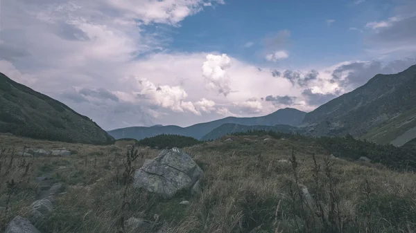 상단의 슬로바키아 타트라 Tatra 산에서 Banikov 피크와 구름과 하루에 등산객의 — 스톡 사진