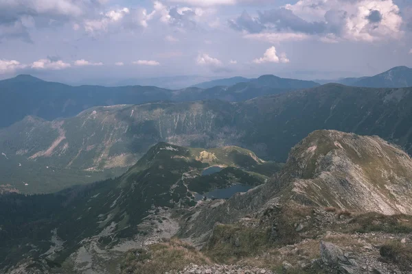 상단의 슬로바키아 타트라 Tatra 산에서 Banikov 피크와 구름과 하루에 등산객의 — 스톡 사진