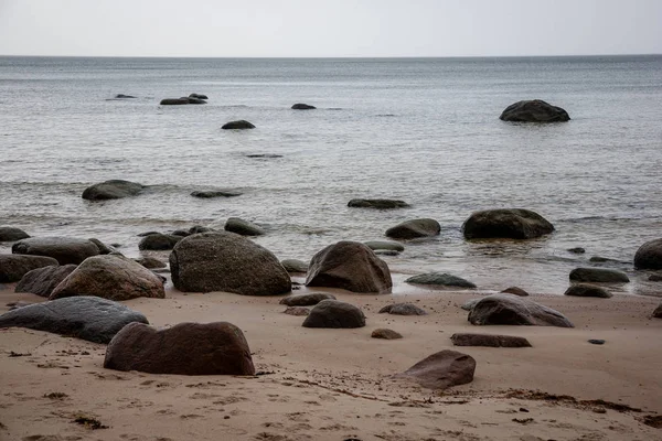 Littoral Rocheux Lettonie Avec Eau Courante Dans Mer Gros Rochers — Photo