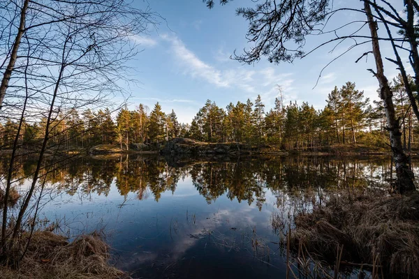 Färgsprakande Solnedgång Sjön Med Vatten Reflektioner Och Dramatiska Molnen Ovan — Stockfoto