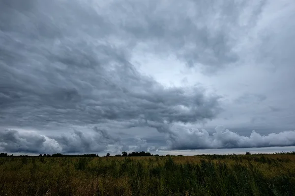 田園地帯やフィールド上に形成する嵐の雲 — ストック写真