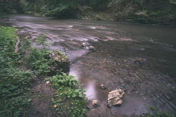 Lång Exponering Rocky Mountain River Sommar Med Högt Vatten Ström — Stockfoto