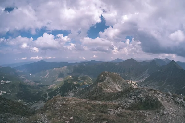 상단의 슬로바키아 타트라 Tatra 산에서 Banikov 피크와 구름과 하루에 등산객의 — 스톡 사진