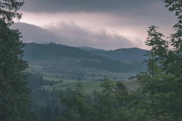 Bellissimo Skyline Carpatico Occidentale Tatra Montagna Con Campi Verdi Foreste — Foto Stock