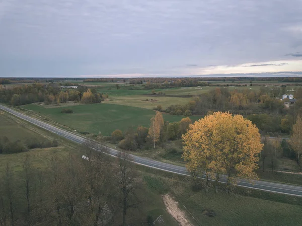 Изображение Дрона Воздушный Вид Сельской Местности Гравийной Дорогой Осенних Цветных — стоковое фото