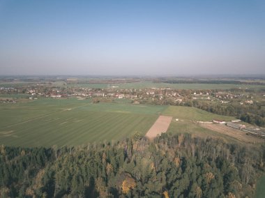 drone görüntü. hava alanları ve sarı renkli bulutlu sonbahar günü ormanlarda kırsal alan görünümünü ağaçlar gün düşer. Letonya - vintage eski film bakmak