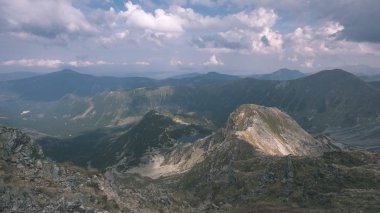 güzel dağ panorama Banikov tepe Slovakça Tatra Dağları rocky manzara ile üst ve gölgeler yürüyüşçü fırtına bulutları ile parlak gün