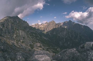kayalık yürüyüş parkurları Batı Karpat Slovakya'daki Tatra Dağları turistler için. yaz günü yürüyüş ve macera için temizleyin