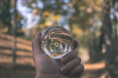 lensball çevresinde doğa yansıtan Güz. sonbahar renkleri insan elinde - vintage eski film bakmak tutun