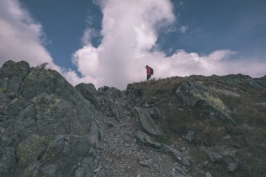 dağ panorama Banikov tepe Slovakça Tatra Dağları rocky manzara ile üst ve gölgeler yürüyüşçü fırtına bulutları ile parlak gün yaklaşıyor - vintage eski film bakmak