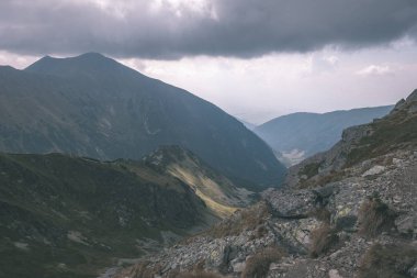 güzel dağ panorama üstünden Slovakça Tatra Dağları rocky peyzaj ve fırtına bulutlu gökyüzü ile Banikov tepe